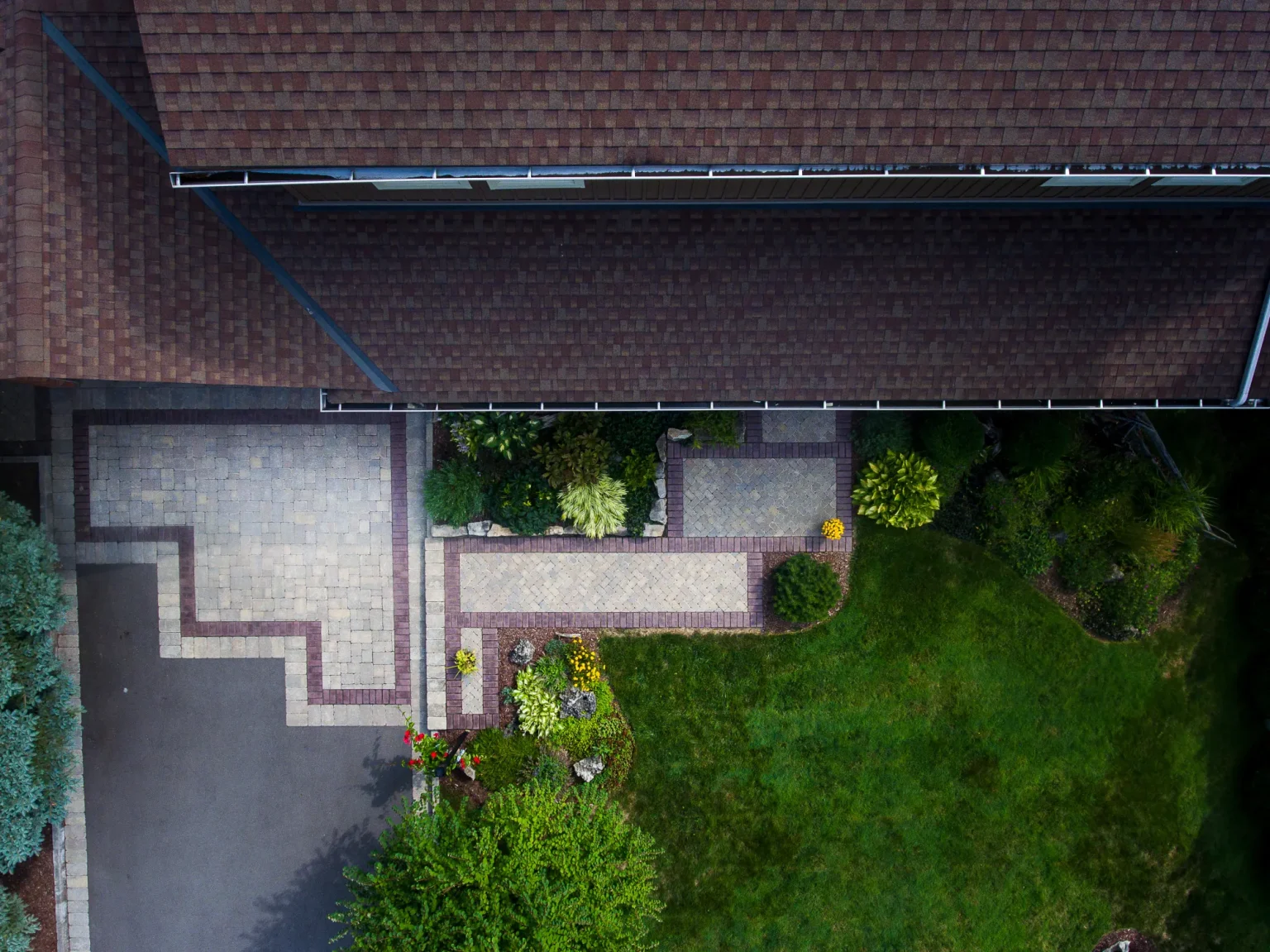Overhead view of the interlock walkway pattern and front landscape in Ancaster.